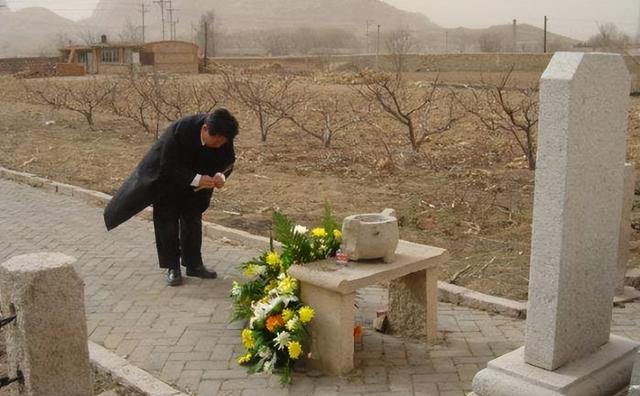 2007年，一台湾商人来到沈阳大帅府，对售票员说：我就不买票了吧