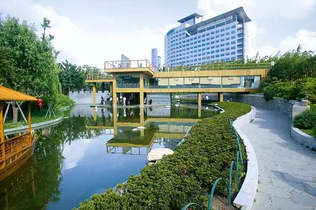 上海市中心又一公园拆除围墙！24小时开放！内藏明城墙和宝藏机位！怎么还有个“灶披间”？