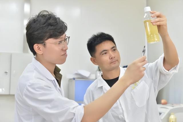 传承不息，创新不止！王老吉郑荣波获颁国家级非遗代表性传承人证书
