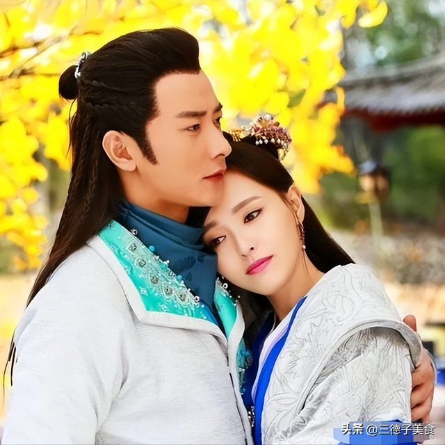 罗晋父亲葬礼现场曝光，罗晋抱遗照神情哀伤，唐嫣在身后全程陪伴