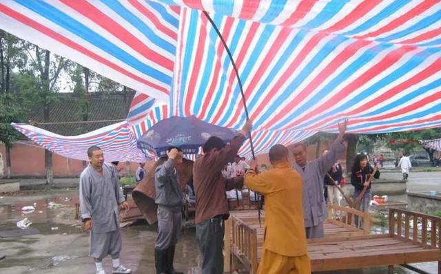 少林以慈悲为怀？释永信被抓不足半月，一场大雨少林再次让人失望