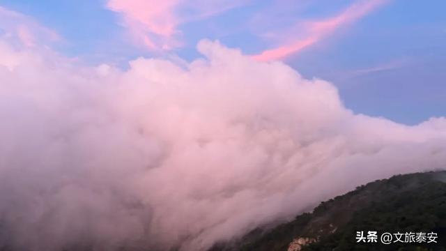 泰山雨后云雾织仙境！泼墨山水里藏着夏日最治愈的奔赴