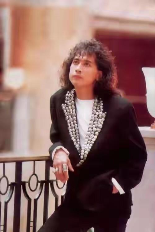 65岁齐秦现状，定居美国，娶小24岁女粉丝为妻，和11岁儿子像爷孙