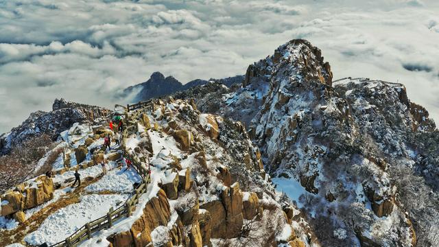 雪峰刺破苍穹 云海托举世界