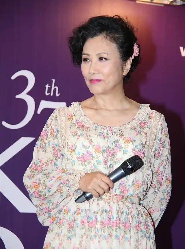 78岁路都走不稳还开演唱会捞金，全网恶评如潮，她却扬言回馈粉丝
