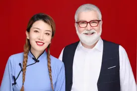 美国洋外教酷似圣诞老人，定居中国7年不愿回国，还娶山东白富美图片
