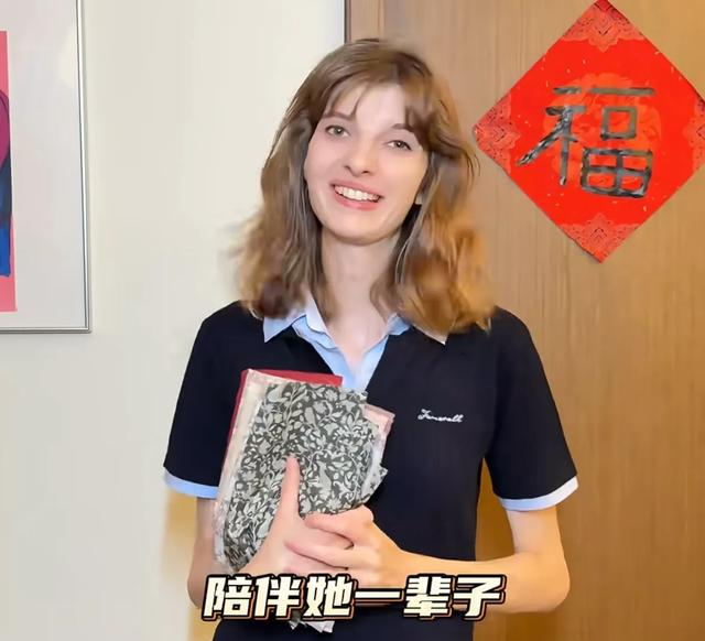 女儿开学第一天，董力阿诺全家出动，阿诺给女儿手工制小被子