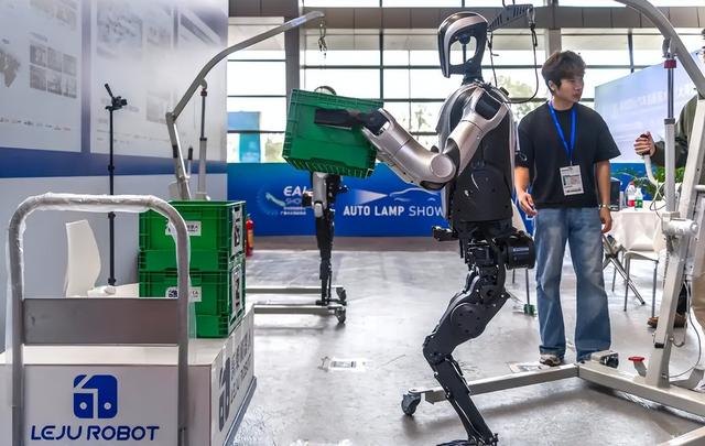 马斯克罕见认怂？点赞小鹏IRON，中美机器人争霸赛已见分晓