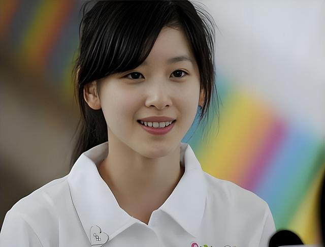 31岁章泽天伦敦看展，胃部凸起，衣服满是褶皱，牙齿影响美感