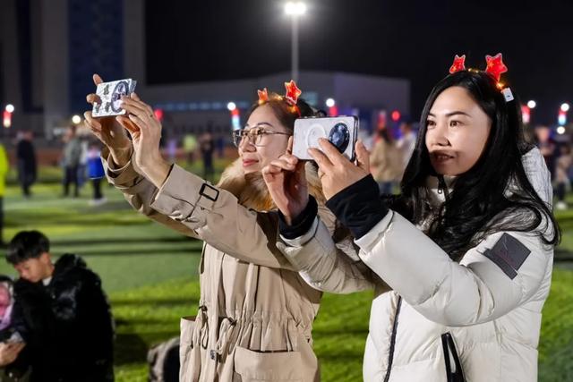 神舟二十一额济纳冲天！航天爱好者与各族群众共襄盛举