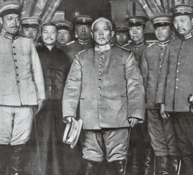 49年李克农向伟人汇报：盛世才已前往台湾，主席听完无奈长叹一声
