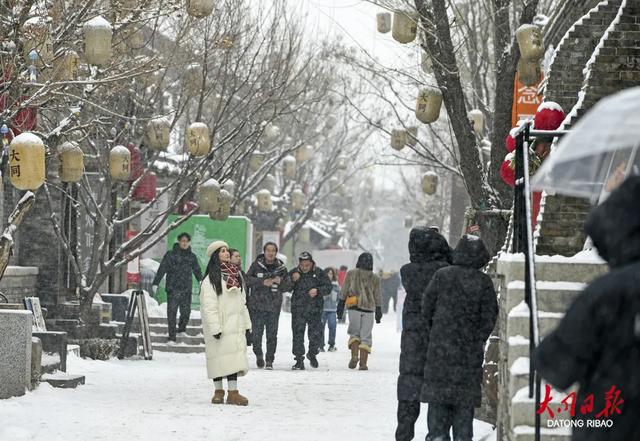 踏雪访古城！大同初雪引众游客打卡，雪景与市井气双向治愈~