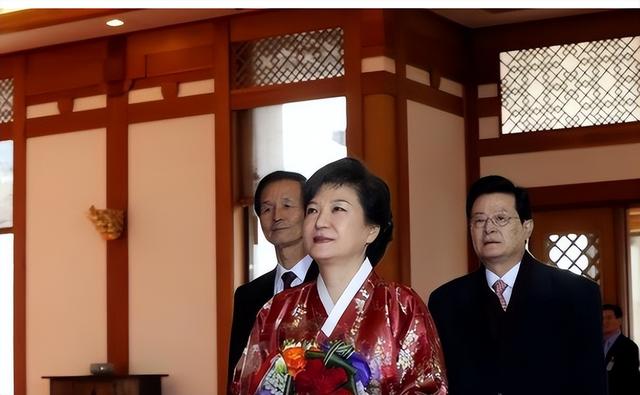 朴槿惠出狱生活：住1676平别墅	，与小10岁律师为伴，如今生活安逸