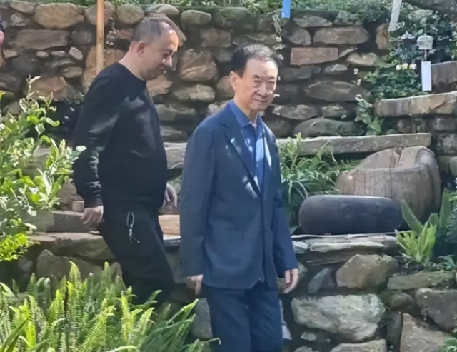 71岁王健林现身新疆，近照骨瘦如柴，王思聪却在国外和女友狂欢