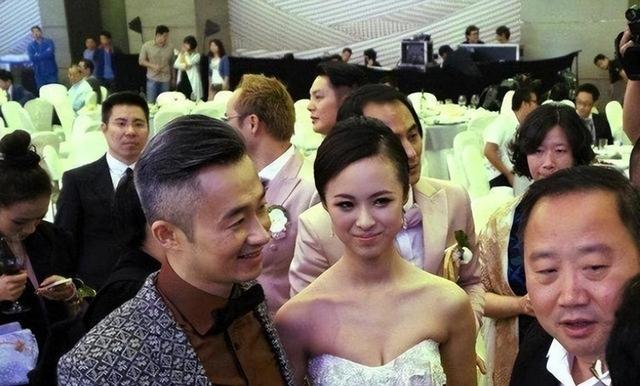 她是央视最美主持，24岁嫁42岁丈夫，婚后对患病丈夫不离不弃