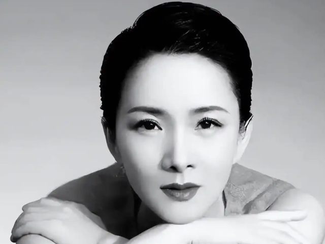 吃里扒外！13年前定居美国，回国捞金遭“驱逐”的她，52岁被笑话