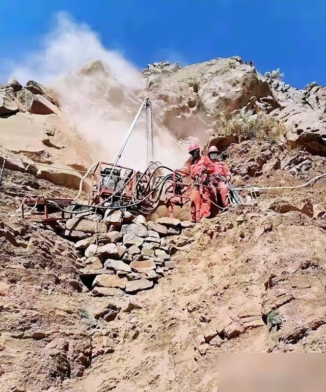 耗时三年半，中国成功凿穿天山！天山胜利隧道究竟有多重要？