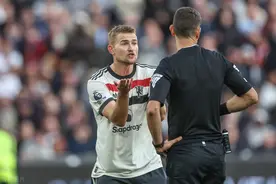 曼联遭遇争议点球判罚，著名解说詹俊都看不下去，直呼都是冲球去图片