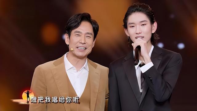 54岁凭央视大剧一夜爆火，如今又父子同台飙戏，17岁儿子比他还帅