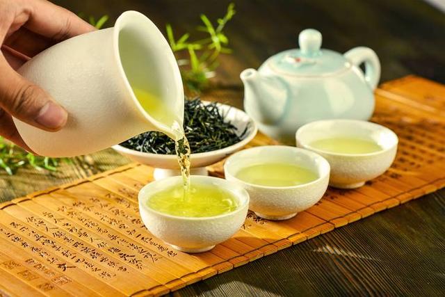 年过65岁要少喝茶水？医生坦言：不想住进病房，这6种茶不要多喝