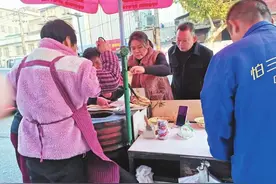 “火”了三十多年，还被顾客催着涨价，岳阳这个无名烤饼小摊究竟有什么“魔力”？图片