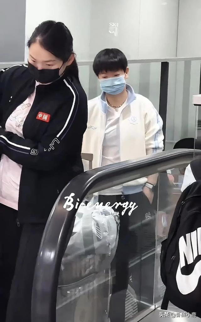 天呐！孙颖莎回国抵达香港，单手插兜帅到没边 又帅又萌直接撩人心