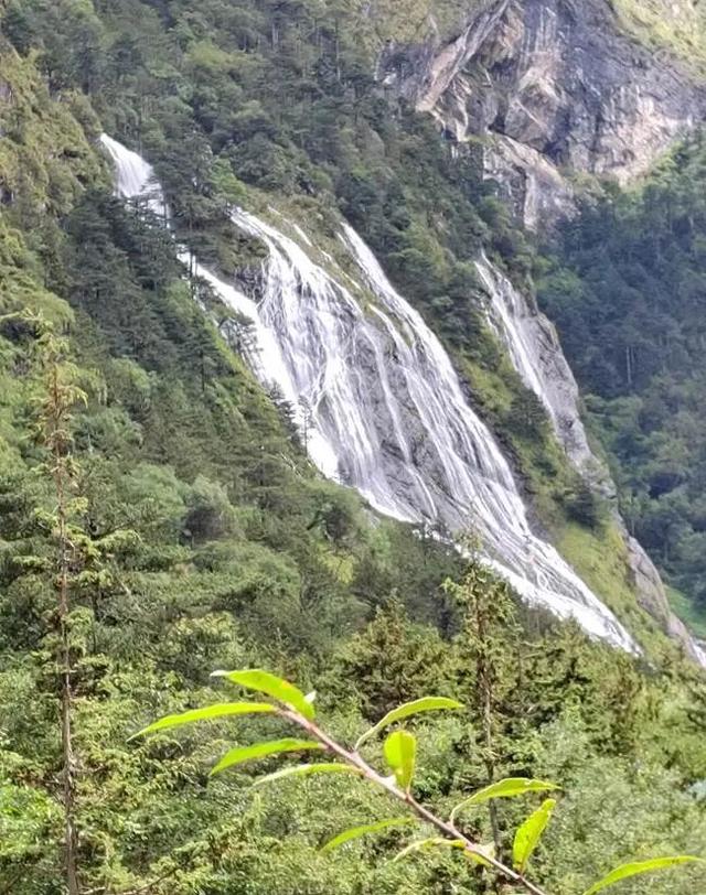 “大好河山，寸土不让”，我们在东章哨所隔河望瀑布