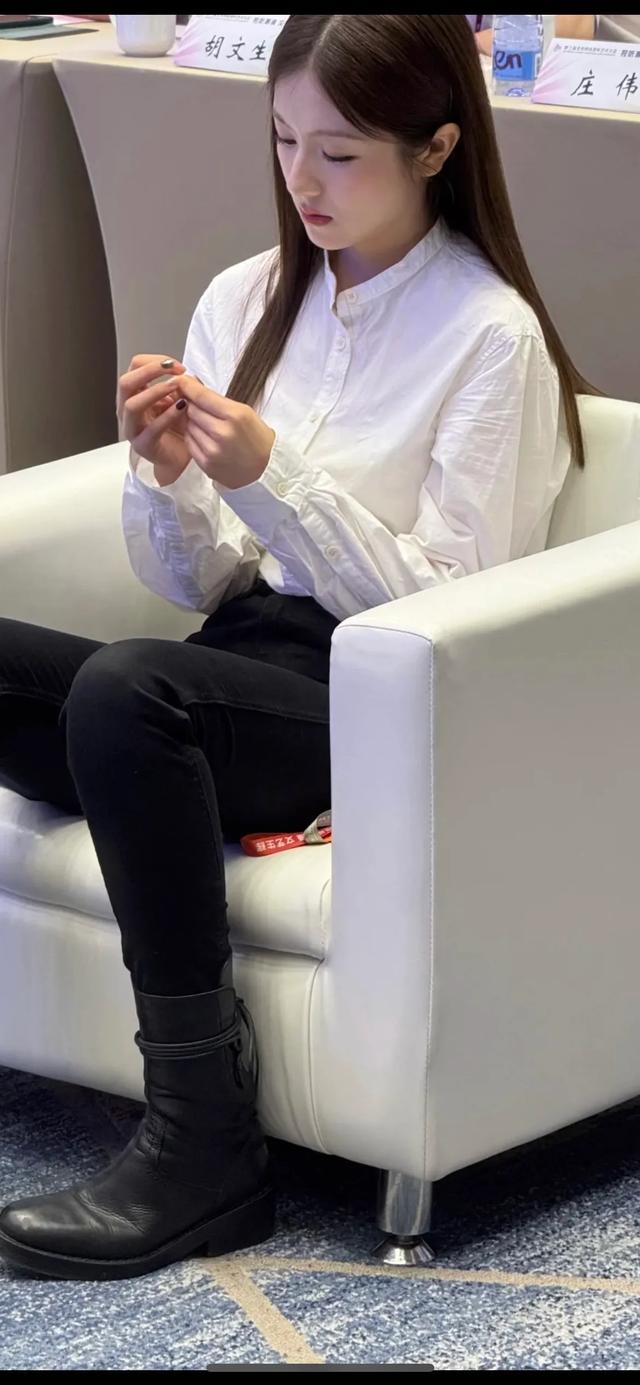 谁懂李兰迪这套上半身和下半身的温度差