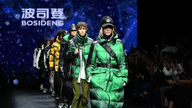 三合一冲锋衣，年轻人的户外搭子