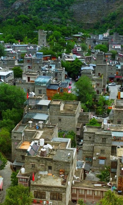 踏迹寻音：在阿坝理县，桃坪羌寨与甘堡藏寨的时空对话