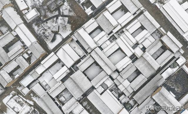 山西襄汾：初雪映丁村 古宅美如画