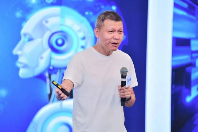 人工智能即将正式走进中小学课堂，从“刷题”到“发问”，浙江首席科学传播专家带来了一场关于AI的通识课