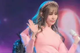 侧脸大爆星变！王心凌突现神秘变化，引发网友猜测年纪真相！"图片