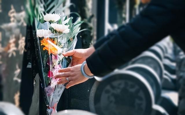 一个残忍预感：将来50后60后不在了，恐怕坟头没有人清明节烧纸了