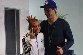 姆巴佩加盟皇马晒与偶像C罗合影，C罗评论区送祝福，詹俊点评姆巴佩：要转型成全能中锋图片