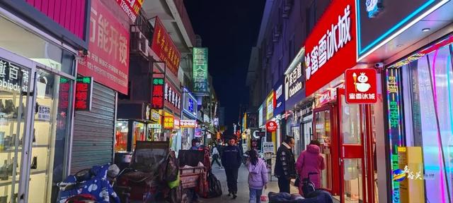 看到第几家你馋哭了🤔嘉峪关居然有这么多夜市？！快来选出你最中意的！