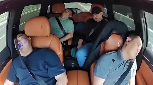 新型马路判官上路，无人物流车狂奔