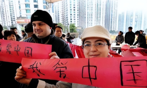 大批美国游客涌入中国，回国后坦言：客观对比，中国比美国强多了