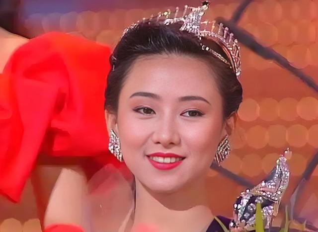 她出身清华大学，因拍三级片与父母决裂，如今不让女儿进娱乐圈