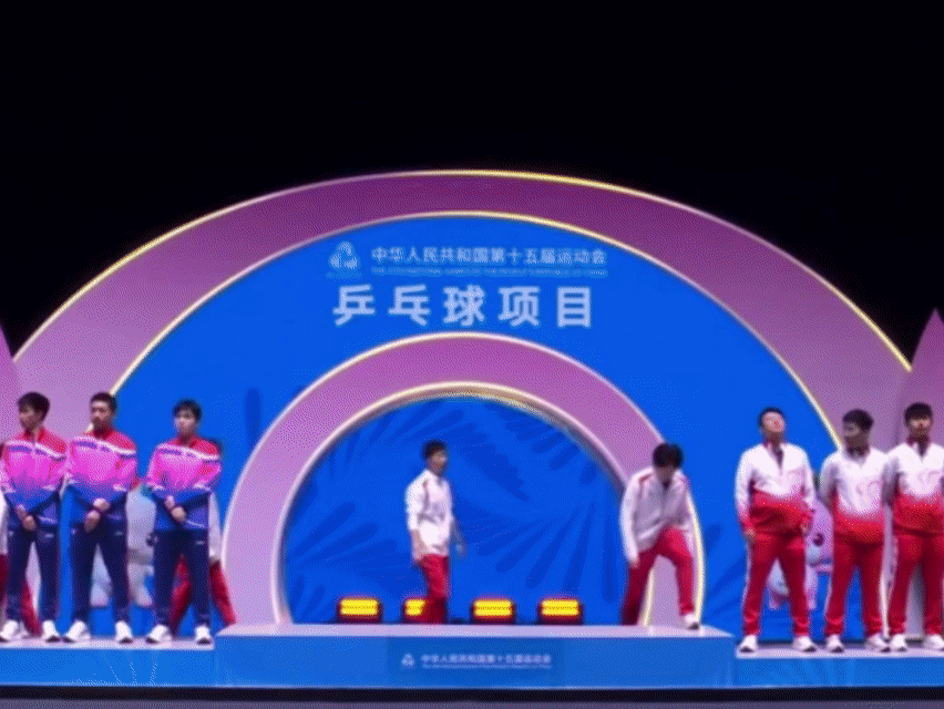 北京男团夺冠后，王楚钦又出“洋相”了，他的这一举动逗笑了球迷