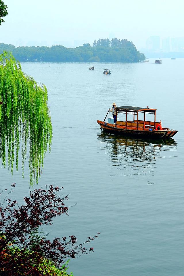 西湖:一砚秋水写晨光