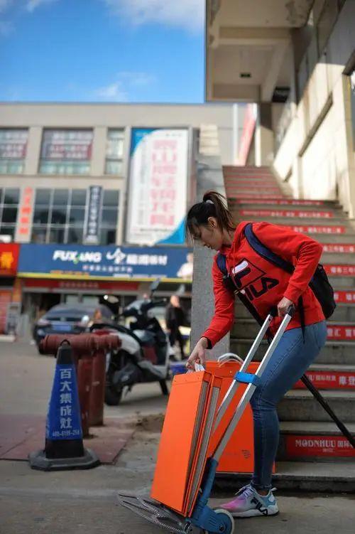 独腿女神拒绝卖惨：从残奥冠军到96万粉丝，她是残疾主播幕后推手