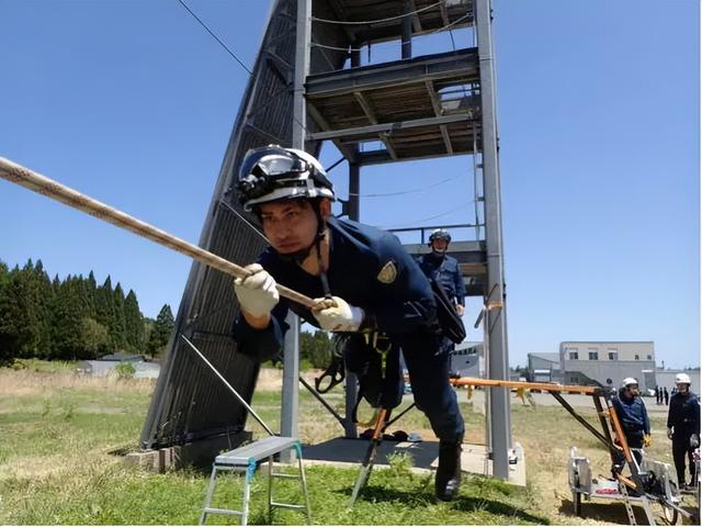 这是日本真实案件，不是片子！现任警官与住持和尚，性侵JK被逮捕