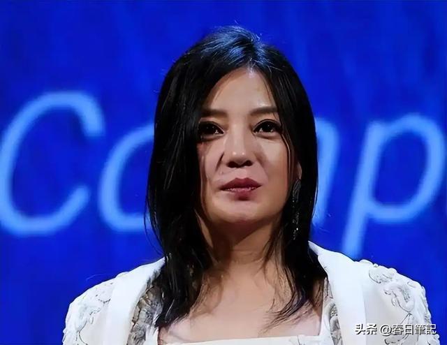 面相又变了！49岁赵薇广东吃饭又老又凶， 当年小燕子再也回不去了