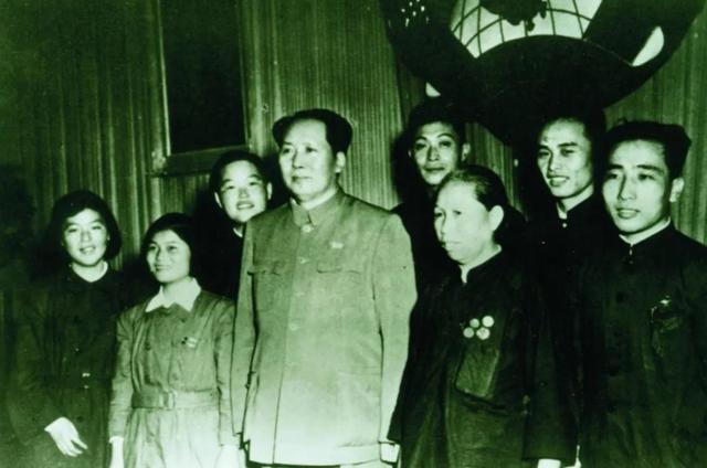 为何天安门不悬挂毛主席的照片，反倒要挂主席的画像？