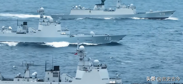 围观军舰比演习军舰还多	，美菲新澳四国军演，是怎么变成笑话的？