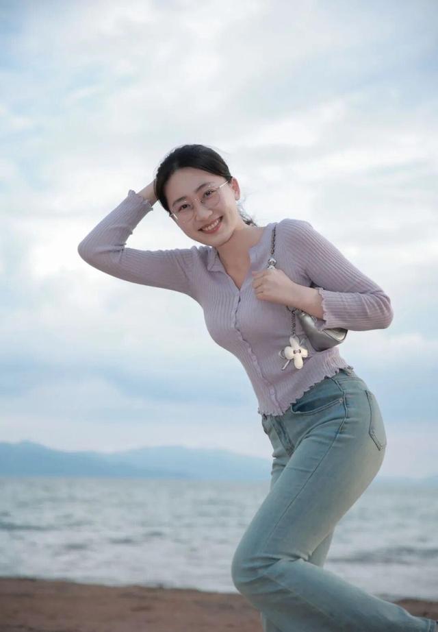 光脚踏沙滩，海风咸腥味袭来，我瞬间被大自然治愈了