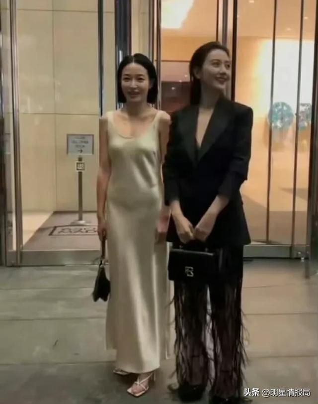 这种面料也就她敢穿了吧，稍微有点肉小肚子就很明显，好尴尬