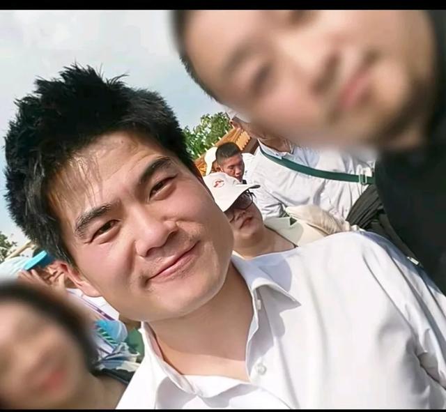 董宇辉观礼现场近照暴露，能够近距离与他接触是一件幸事