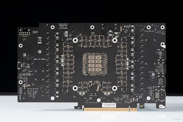 iGame RTX 5090 D v2火神显卡评测：凌厉方正硬汉！性能依旧能打！